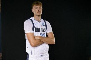 ClutchPoints调查:30位媒体人预测新赛季首进全明星 弗拉格获20票居首 里夫斯得2票