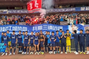 三镇球迷为邓卓翔庆生并高喊“来年再战”,他谢场时眼含热泪